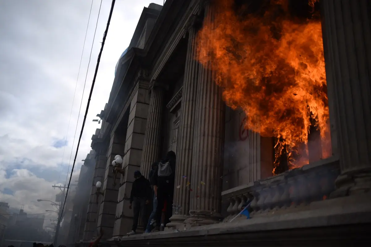 Manifestantes prenden fuego a sede del Congreso en manifestación contra el presupuesto. Foto: Edwin Bercián/EU