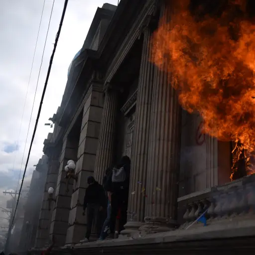 Manifestantes prenden fuego a sede del Congreso en manifestación contra el presupuesto. Foto: Edwin Bercián/EU