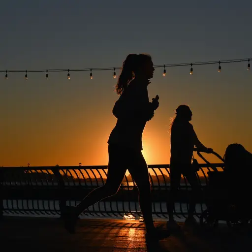 People exercise during sunset amid the Coronavirus pandemic on December 10, 2020 in New York City. - An expert committee convened by the US Food and Drug Administration on December 10, 2020, voted heavily in favor of recommending the Pfizer-BioNTech Covid