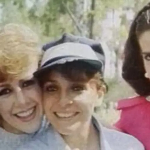 renata-flores-rosa-salvaje-990x556 ,