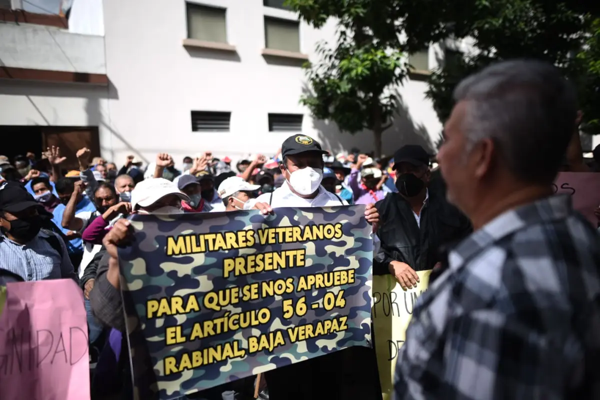 Veteranos militares exigen resarcimiento al presidente, Alejandro Giammattei. Foto: Edwin Bercián