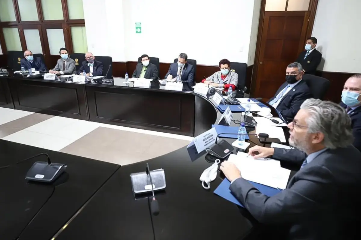 El diputado Álvaro Arzú Escobar pide que la vacuna contra el COVID-19 sea voluntaria y gratuita. Foto: Congreso de la República