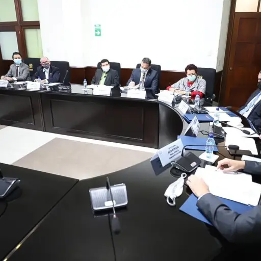 El diputado Álvaro Arzú Escobar pide que la vacuna contra el COVID-19 sea voluntaria y gratuita. Foto: Congreso de la República