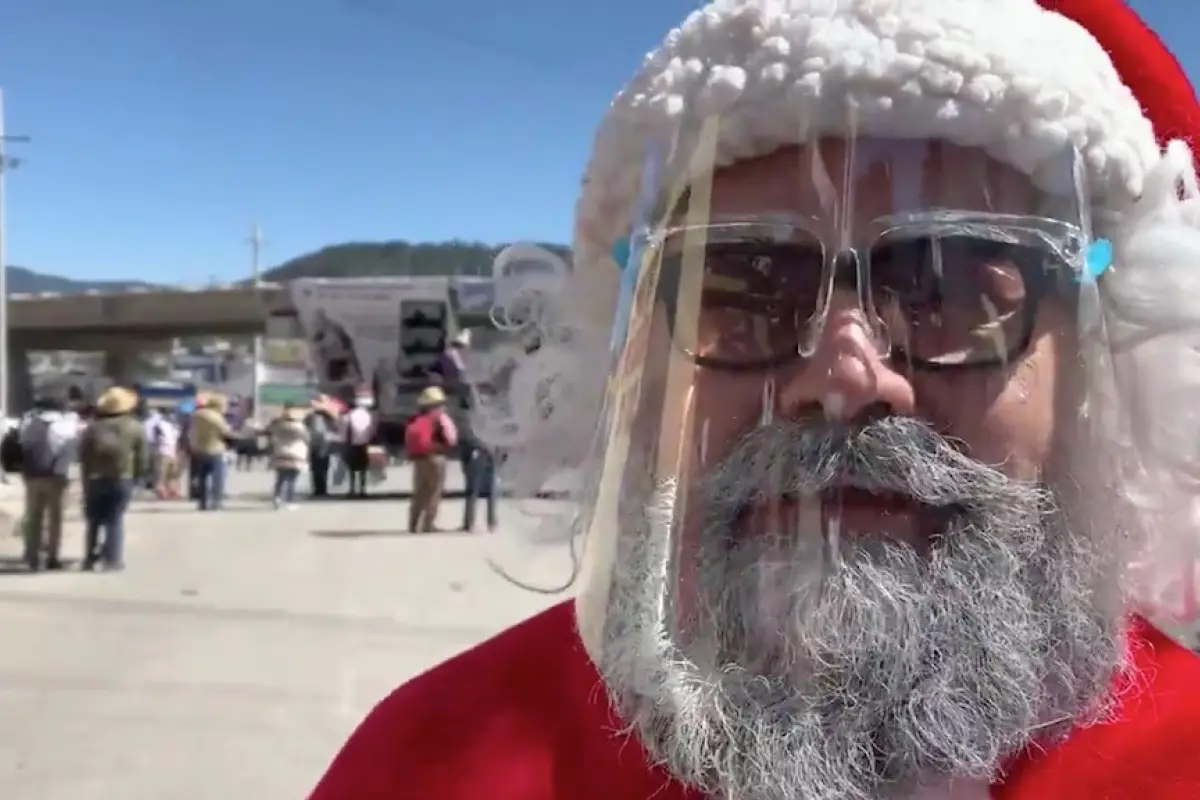 Santa Claus asiste a la manifestación de los 48 Cantones.