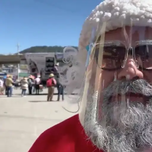 Santa Claus asiste a la manifestación de los 48 Cantones.