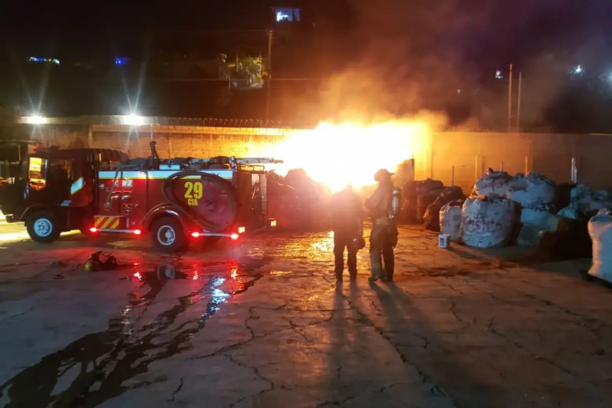 Los Bomberos Voluntarios en Amatitlán apagaron un incendio. Cortesía