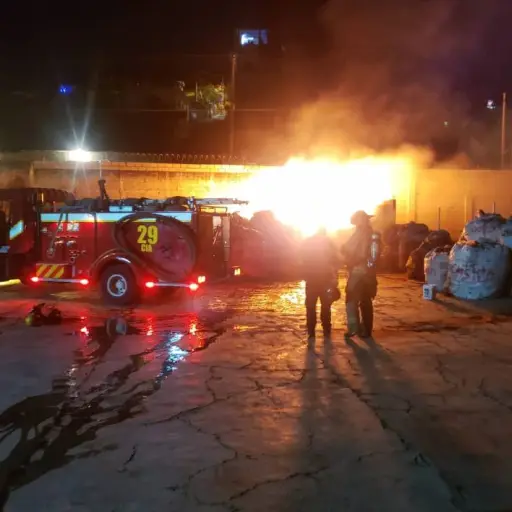 Los Bomberos Voluntarios en Amatitlán apagaron un incendio. Cortesía