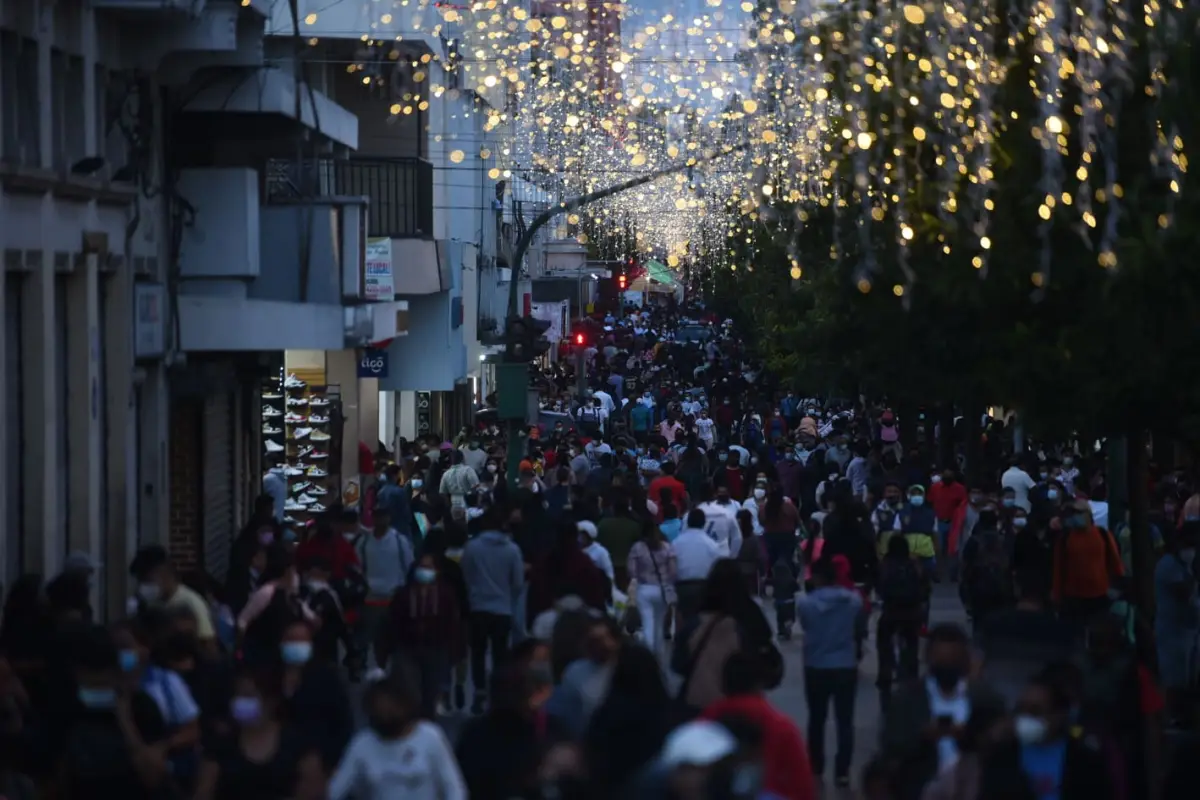 Personas acudieron al Paseo de la Sexta. Foto: Edwin Bercián