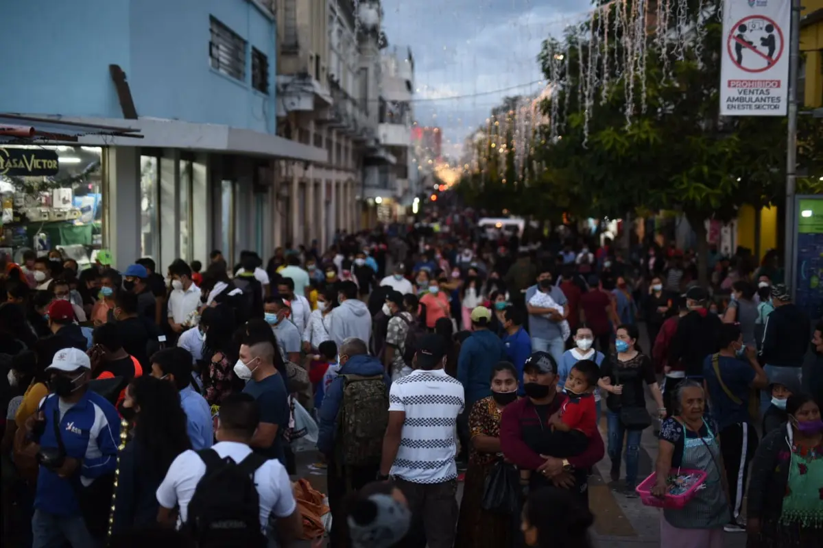 Personas acudieron al Paseo de la Sexta. Foto: Edwin Bercián