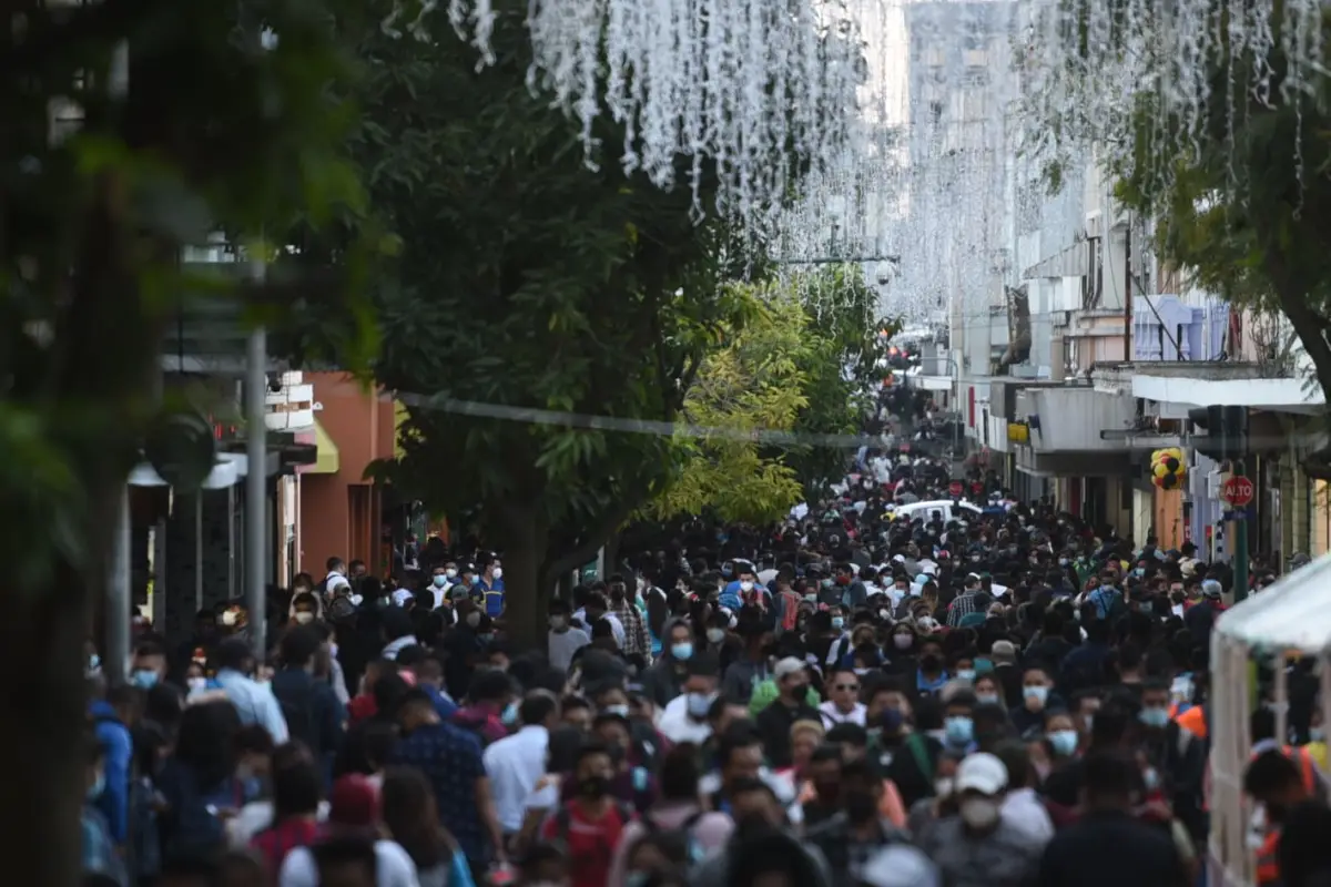 Personas en el Paseo de la Sexta. Foto: Edwin Bercián