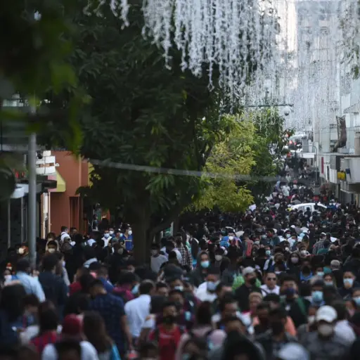 Personas en el Paseo de la Sexta. Foto: Edwin Bercián