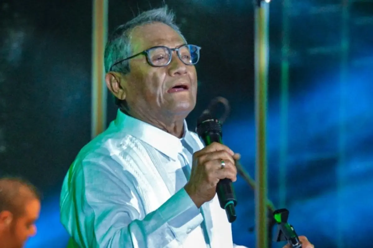 (FILES) In this file photo taken on July 15, 2018 Mexican singer and composer Armando Manzanero performs during his show in Havana. - Mexican singer-songwriter Armando Manzanero, one of the most popular composers of romantic Latin ballads and boleros, die