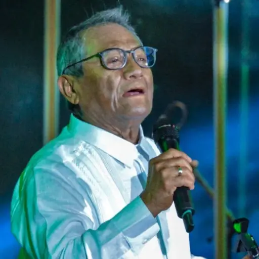 (FILES) In this file photo taken on July 15, 2018 Mexican singer and composer Armando Manzanero performs during his show in Havana. - Mexican singer-songwriter Armando Manzanero, one of the most popular composers of romantic Latin ballads and boleros, die