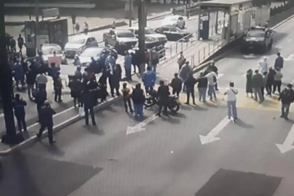 Trabajadores de Salud bloquean el paso por la 7a avenida frente a la Municipalidad de Guatemala. Amilcar Montejo