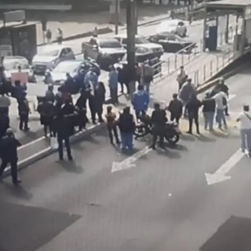 Trabajadores de Salud bloquean el paso por la 7a avenida frente a la Municipalidad de Guatemala. Amilcar Montejo
