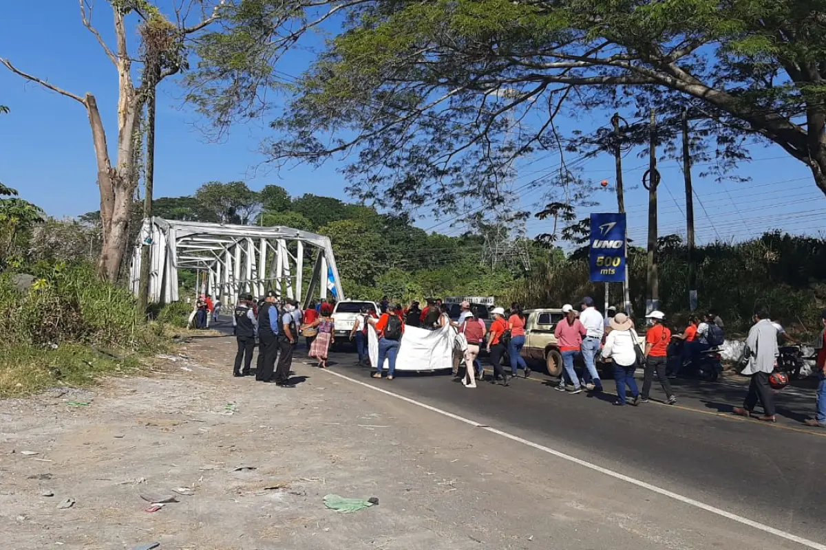 Salubristas bloquean carreteras por falta de pago de bono de fin de año.