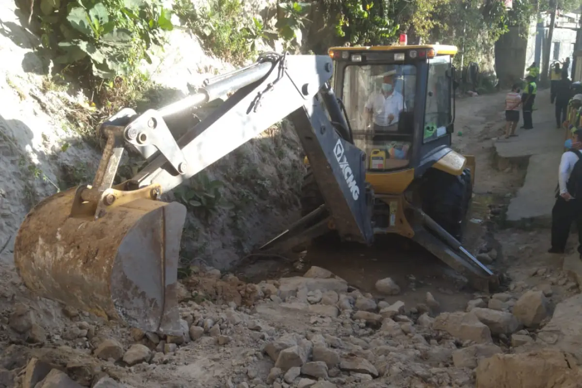 Reportan desprendimiento de tierra en Mixco. Foto: Conred