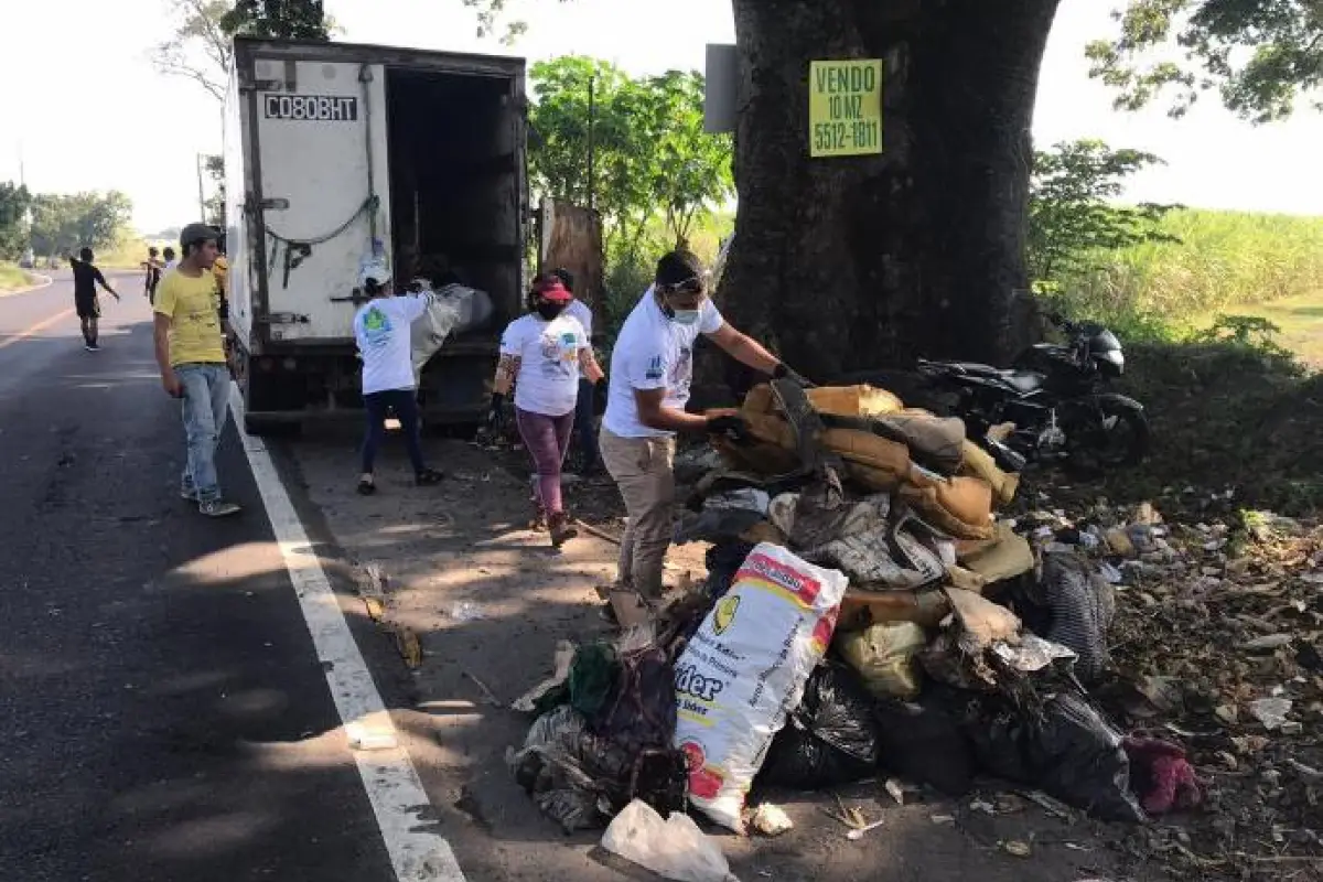 Los basureros clandestinos contaminan carreteras y generan enfermedades. Cortesía