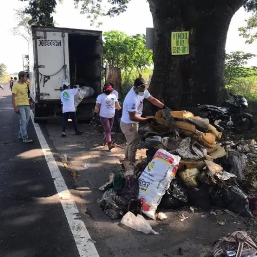 Los basureros clandestinos contaminan carreteras y generan enfermedades. Cortesía