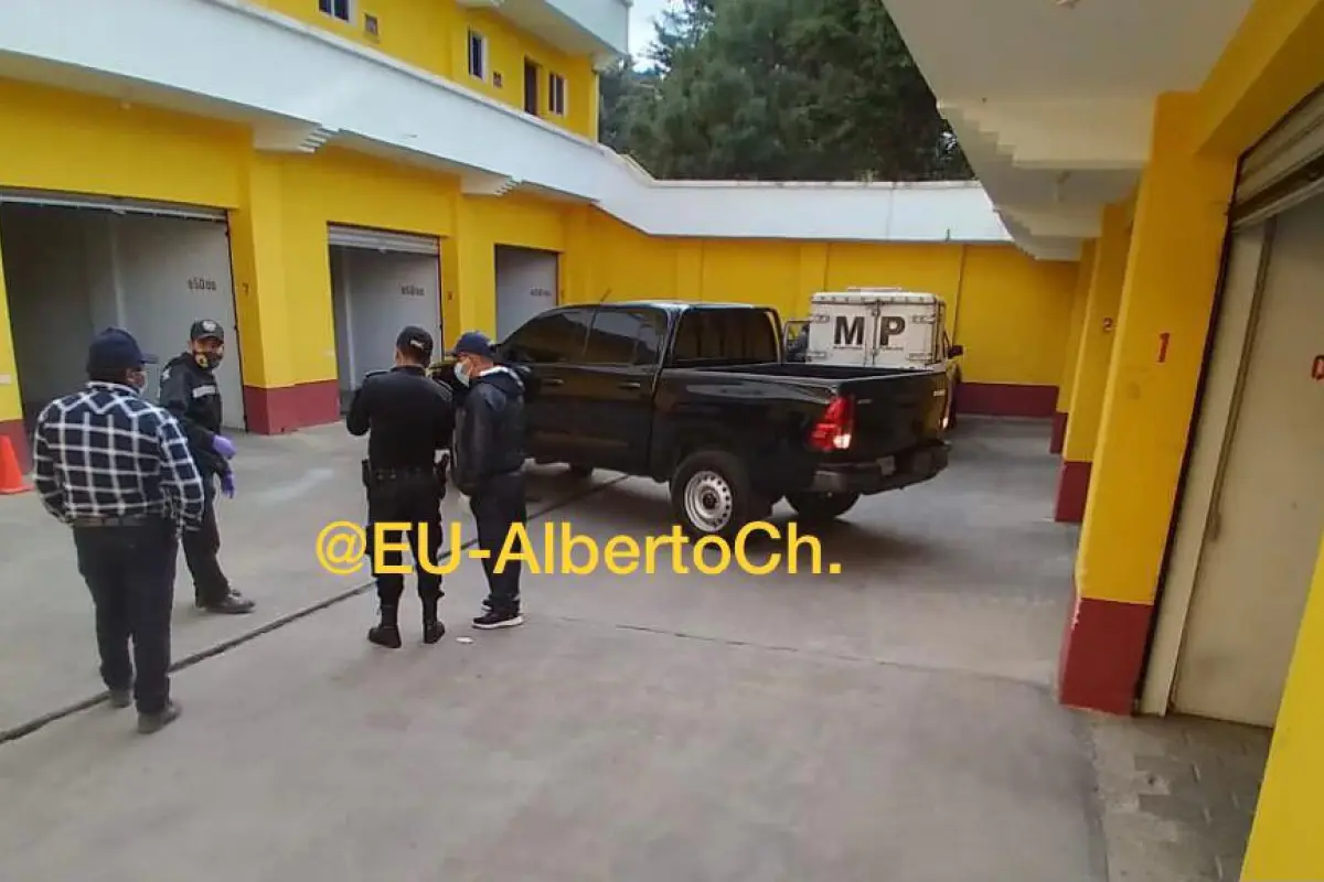 Autoridades localizan los cadáveres de una pareja en un autohotel. Foto: Alberto Chaclán