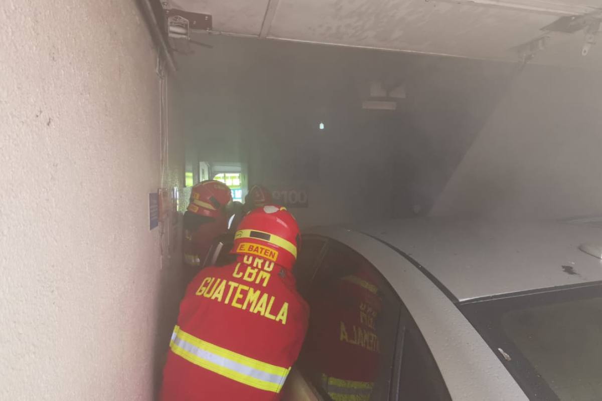 Vehículo se incendia en autohotel de colonia La Reformita