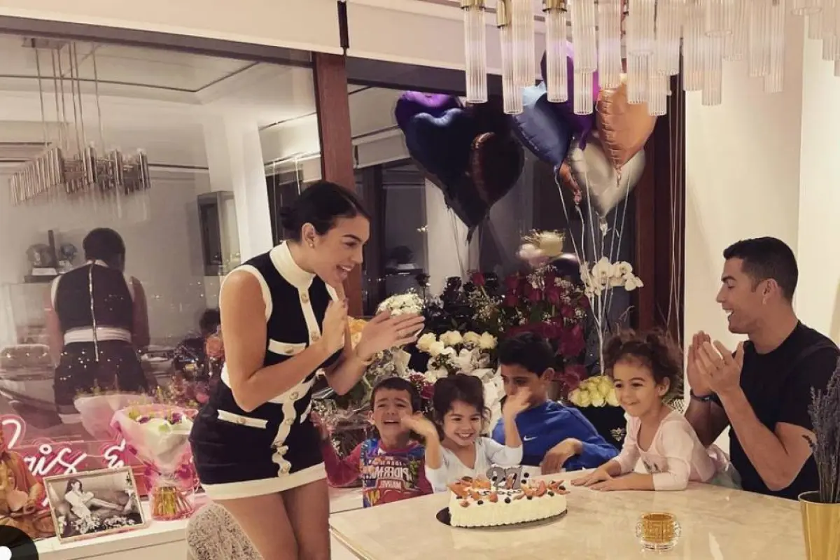 romantico-festejo-de-cumpleanos-de-cristiano-ronaldo-a-georgina-rodriguez-emisoras-unidas-, 