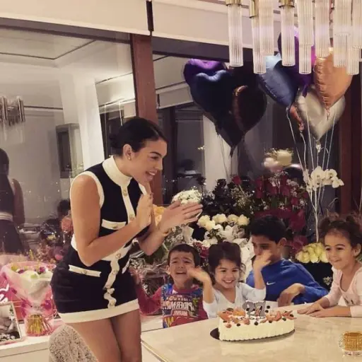 romantico-festejo-de-cumpleanos-de-cristiano-ronaldo-a-georgina-rodriguez-emisoras-unidas- ,