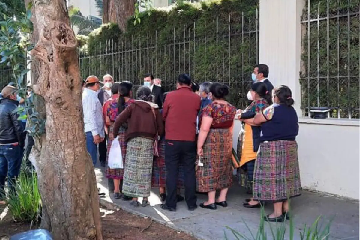 Pobladores de San Marcos creen que familiares están entre víctimas de Tamaulipas y han llegado al Minex para gestionar pruebas de ADN.