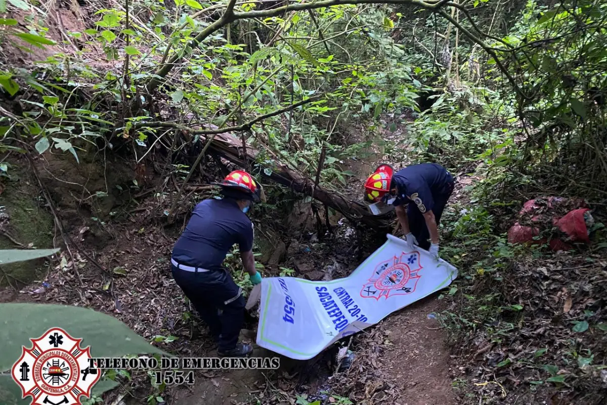 Cadáver de una mujer es rescatado por Bomberos Municipales Departamentales. Foto: Bomberos Municipales Departamentales