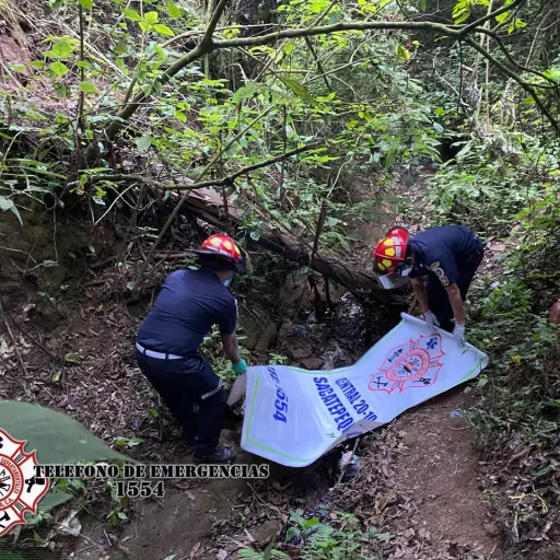 Cadáver de una mujer es rescatado por Bomberos Municipales Departamentales. Foto: Bomberos Municipales Departamentales