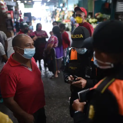 Reducción de horarios en mercados como medida para contener la propagación del COVID-19. Foto: Edwin Bercián/EU