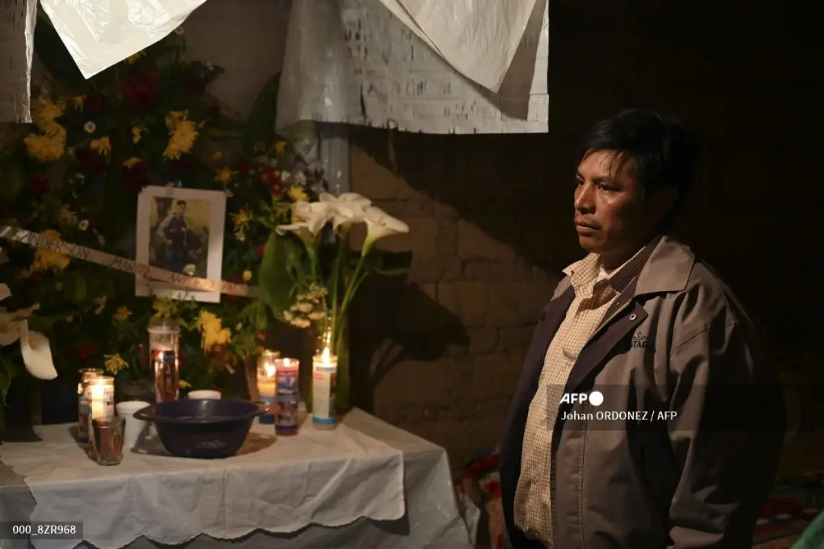 En San Marcos, familiares velan las fotos de sus seres queridos, sin tener certeza de si están entre las víctimas. Foto: AFP