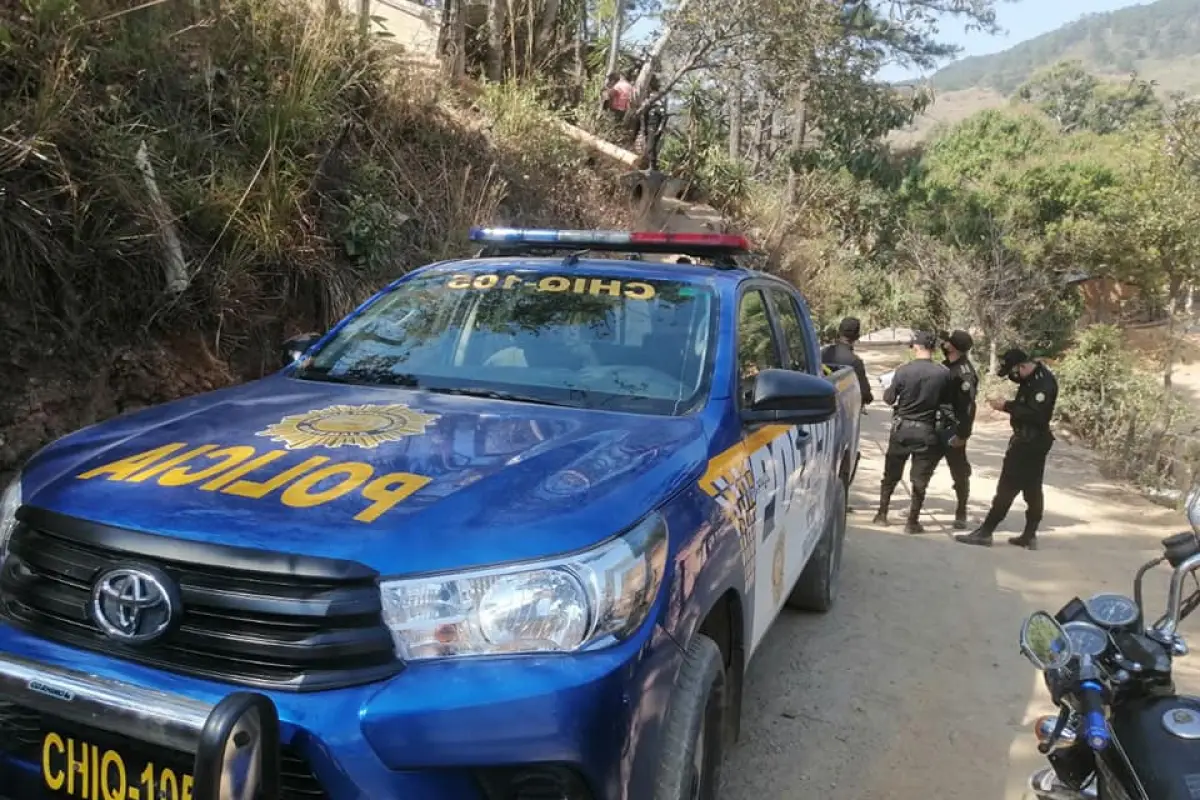 Presencia de fuerzas de seguridad afuera del domicilio donde ocurrieron los hechos. Foto: EU Chiquimula