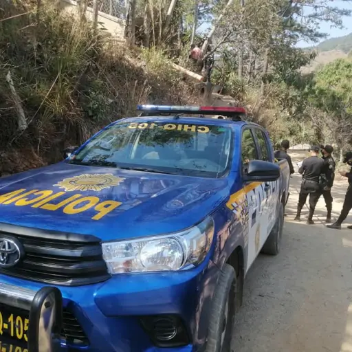 Presencia de fuerzas de seguridad afuera del domicilio donde ocurrieron los hechos. Foto: EU Chiquimula