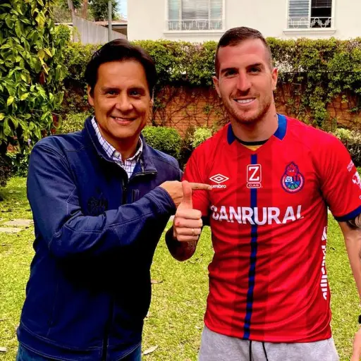 steve-makuka-firma-con-Municipal-emisoras-unidas- ,