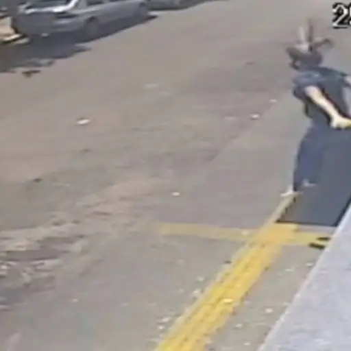 mujer-salta-de-segundo-piso ,