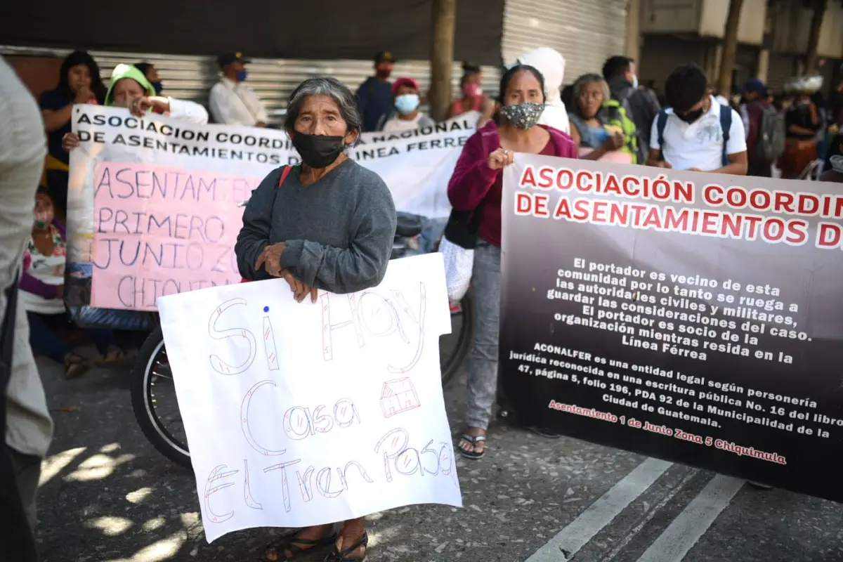 Guatemaltecos que viven en las orillas de la línea del tren piden solucionar déficit de vivienda que data desde el terremoto de 1976. Foto: Edwin Bercián