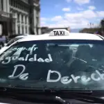 Taxistas podrían realizar paro por el precio del combustiblet
