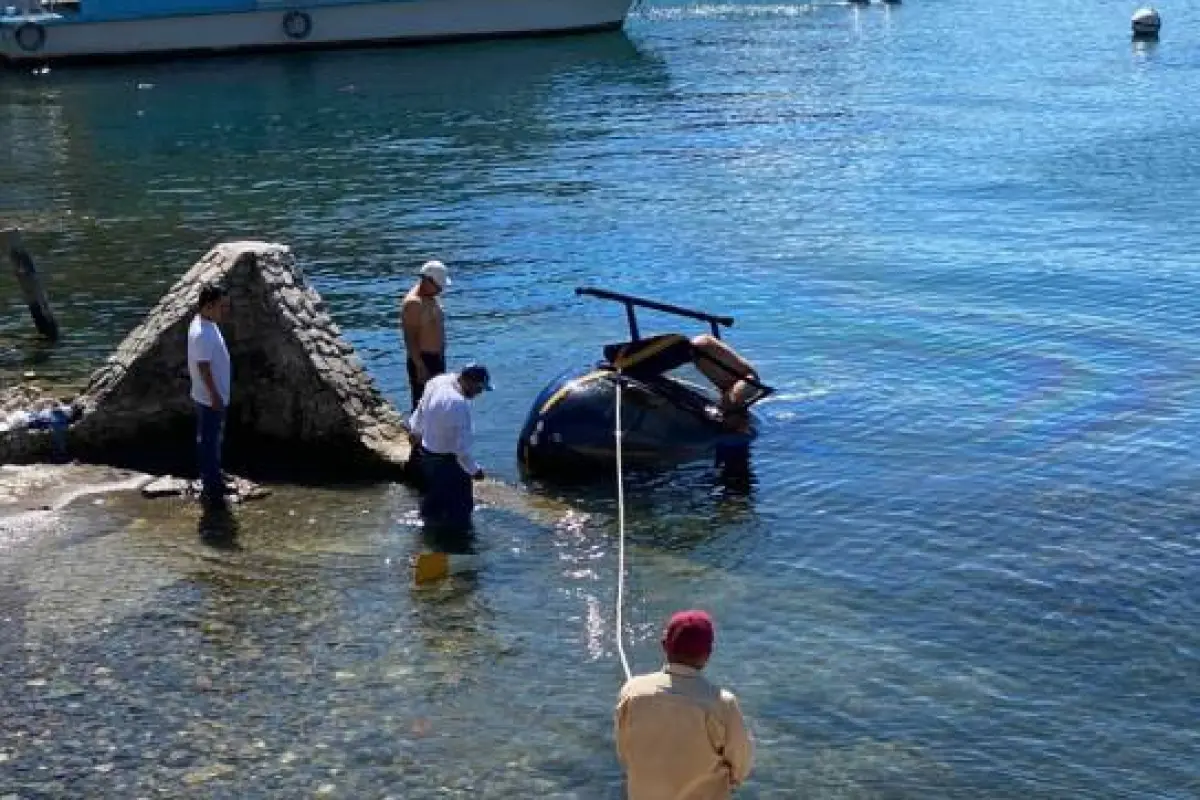 Vecinos ayudan a los tripulantes que cayeron al lago de Atitlán. Cortesía