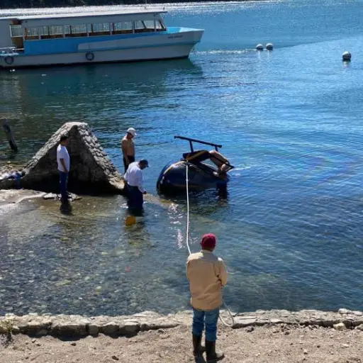 Vecinos ayudan a los tripulantes que cayeron al lago de Atitlán. Cortesía