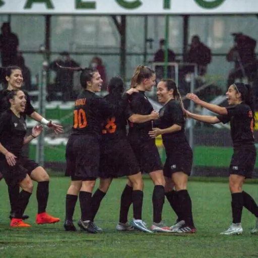 ana-lucia-martinez-anota-doblete-con-roma-emisoras-unidas ,