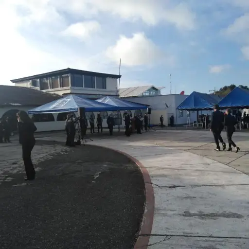 Familiares de los guatemaltecos fallecidos en Tamaulipas esperan sus cuerpos en la FAG. Foto: Minex
