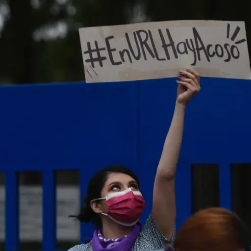Estudiantes de la Universidad Rafael Landívar (URL) protestan por casos de acoso en la institución educativa. Foto: Omar Solís