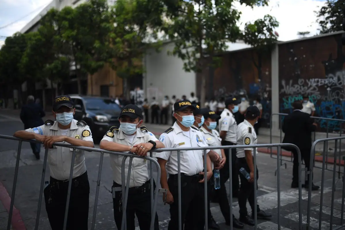 Agentes de la PNC bloquean paso frente a Congreso. Foto: Edwin Bercián 