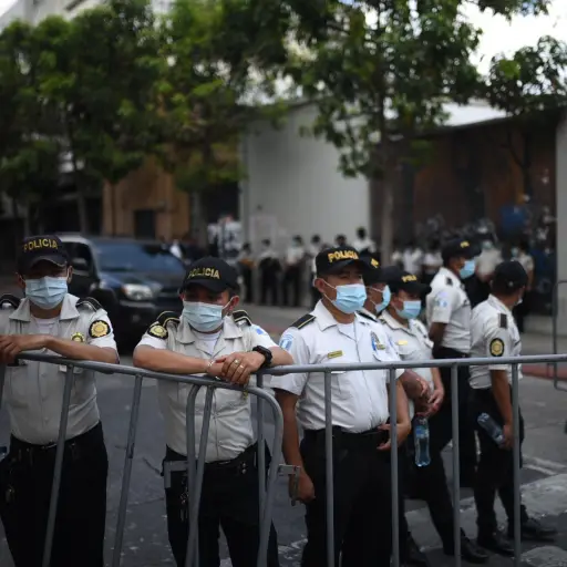 Agentes de la PNC bloquean paso frente a Congreso. Foto: Edwin Bercián 