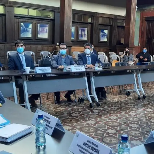 Diputados de la Comisión de Salud del Congreso de la República se reunieron con representantes de la empresa Kron Científica e Industrial, S. A. Foto: Francisco Pérez