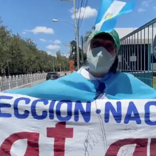 aficionado-apoya-a-seleccion-nacional-en-afueras-de-fedefut-emisoras-unidas- ,