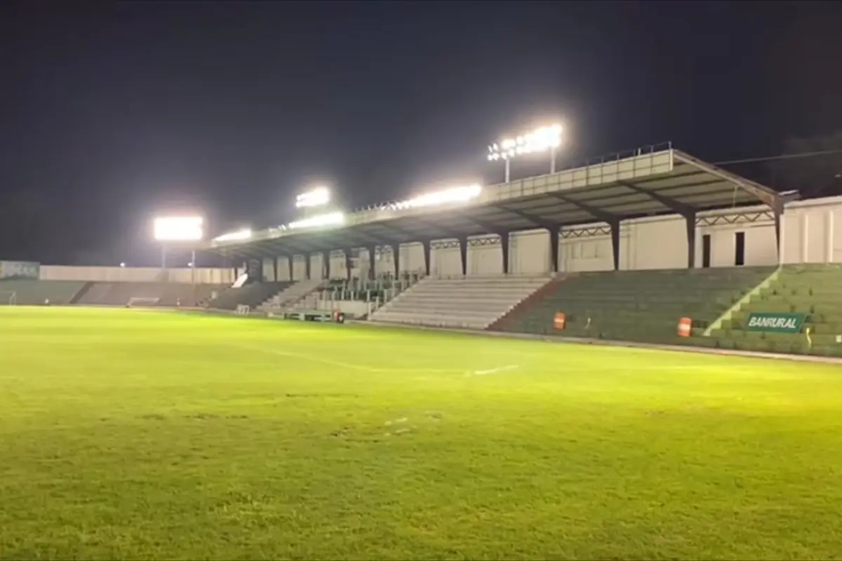 estadio-pensativo-con-iluminacion-emisoras-unidas-, 