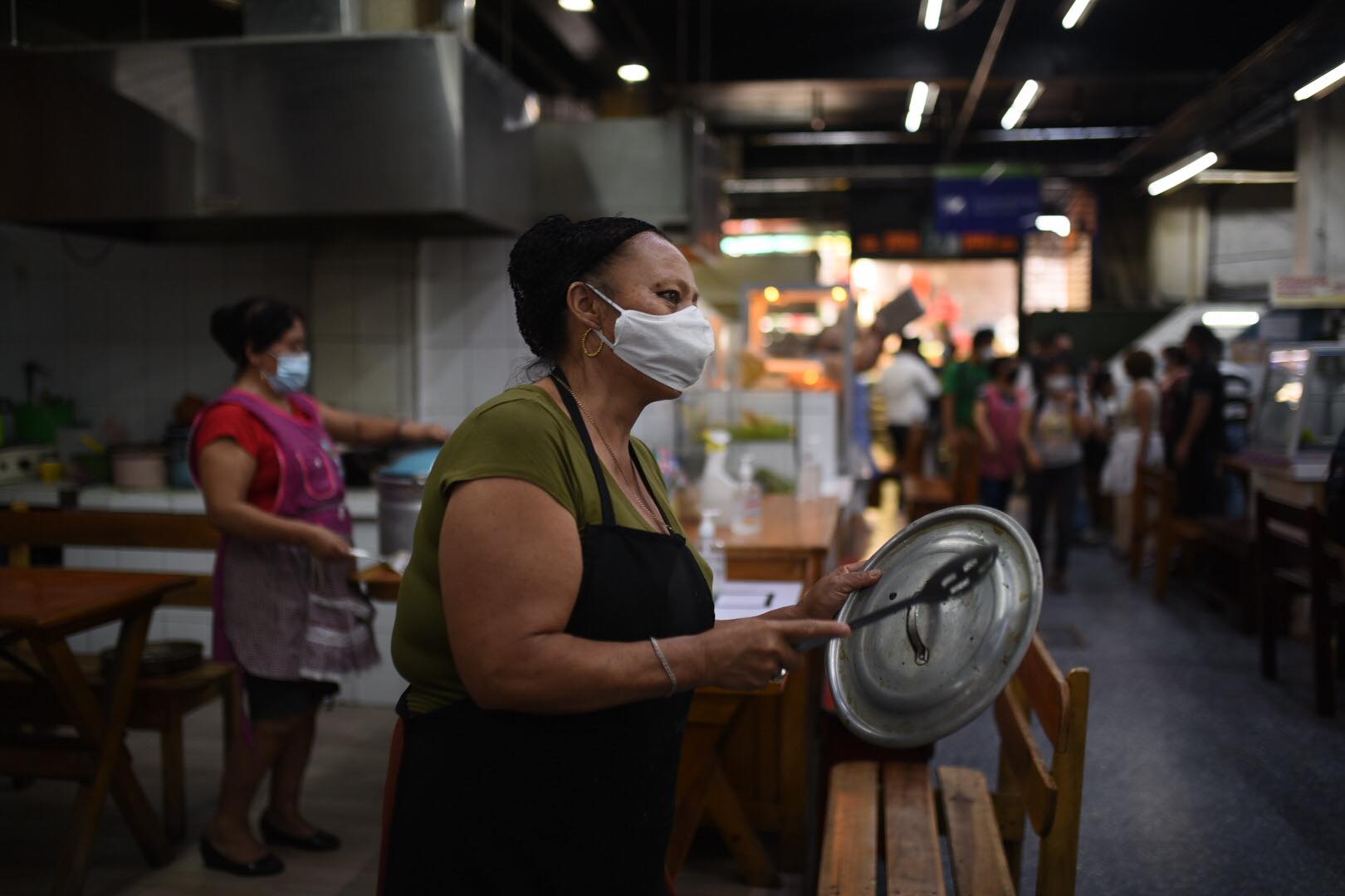 cacerolazo-manifestacion-mercado-central-vendedores-comida-giammattei-covid-19-emisoras-unidas1 | 