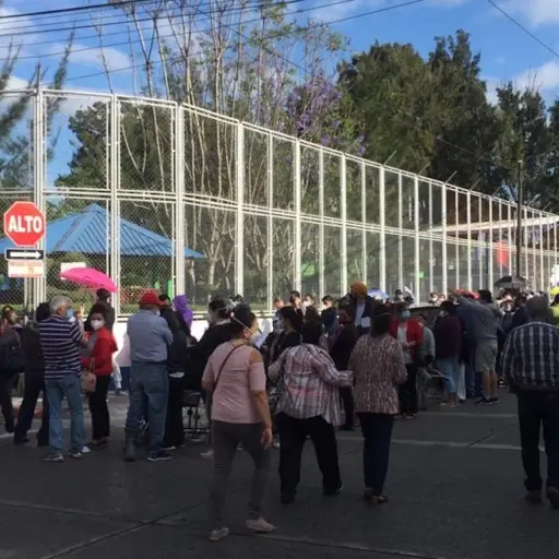 Personas de la tercera edad buscan la vacuna contra el COVID-19.